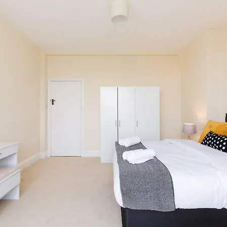 Norfolk House - Hagley Rd - Large Sleeps 6-8 Birmingham