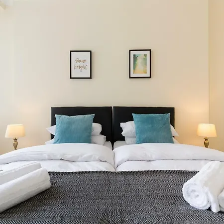 Norfolk House - Hagley Rd - Large Sleeps 6-8 Birmingham