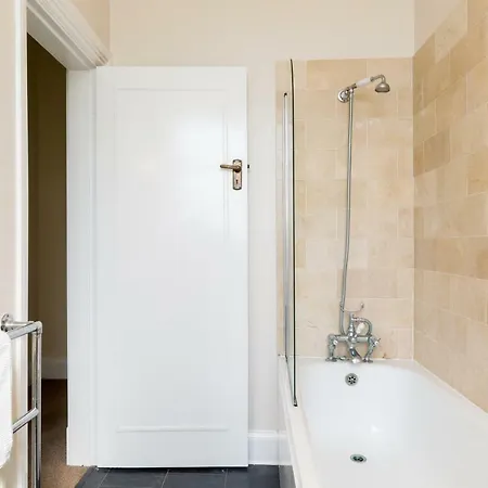 Norfolk House - Hagley Rd - Large Sleeps 6-8 Appartement